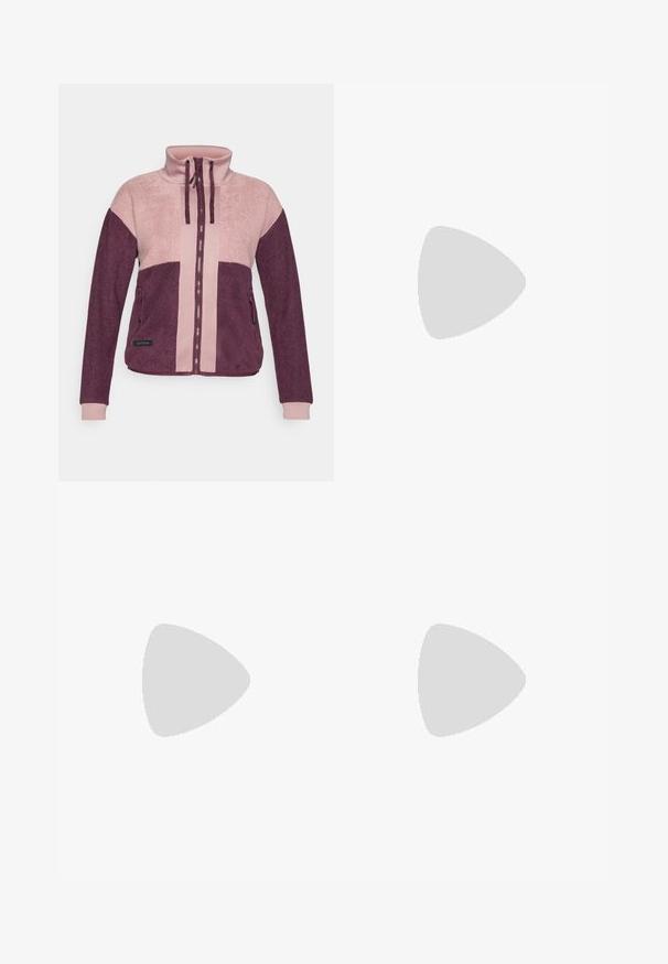 Dame fleecejakke med hel frontglidelås, snorlås i kragen, sidelommer med glidelås, og fargeblokker i lyserosa og mørk lilla.; Kremfarget bomull T-skjorte med korte ermer, med et sirkulært blomstermotiv i rødt og grønt på fronten, rund hals.; Mørkegrå bukser med svarte forsterkede lapper. Funksjoner inkluderer glidelåslommer, en tettsittende design og en slitesterk stofftekstur.; Svarte sportsko med en teksturert overdel, utstyrt med et sikkert snordsystem, en polstret såle og et fremtredende rødt accent på siden.