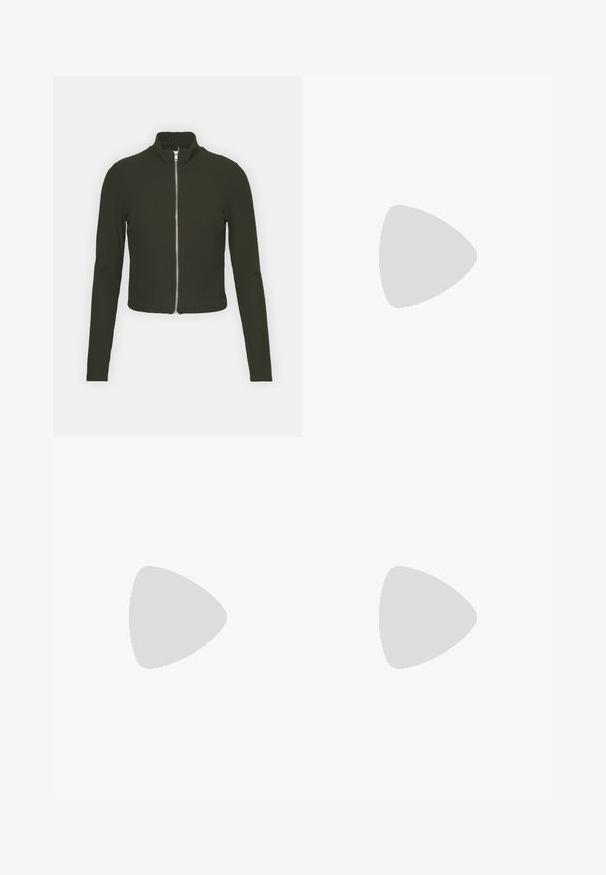Chaqueta de cremallera de color verde oscuro, con cuello alto y mangas largas. Ajuste entallado, longitud recortada, con una cremallera plateada en la parte delantera.; Camiseta verde recortada con un acabado ligeramente texturizado, cuello redondo y mangas cortas y anchas. Diseño simple sin patrones ni elementos adicionales.; Vaqueros grises acampanados de mezclilla, con una cintura alta, dos bolsillos frontales y una abertura en el fondo de cada pierna. Detalle de dobladillo sin terminar.; Botines negros de tobillo, hechos de cuero suave, con cierre lateral, tacón grueso texturizado y diseño de punta redondeada.