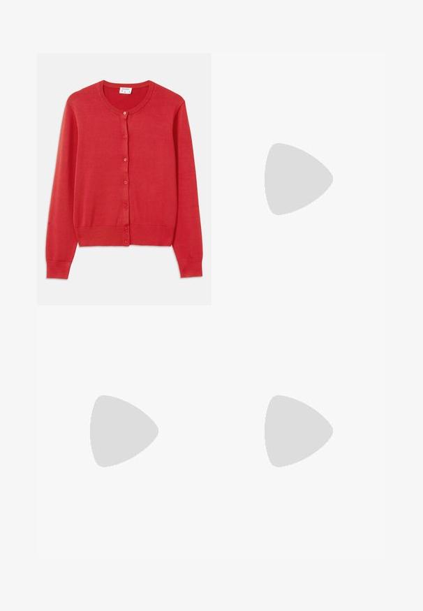 Sarkans džemperis, izgatavots no mīkstas, vieglas adīšanas auduma. Iespējo apaļu apkakli, garas piedurknes un sešas pogas priekšpusē.; Mīnus piedurkņu blūze ar daudzkrāsainu viļņveida rakstu zilās, melnās, purpursarkanās un oranžās nokrāsās, izgatavota no teksturēta auduma.; Melnas platas kājas bikses no gludas auduma, kurām ir augsta josta, divas aizmugures kabatas un smalkas priekšējās krokas, lai piešķirtu formu.; Melna ādas ceļgalu augstuma zole ar smailu purngali un šauru kaķu papēdi. Gluda tekstūra un minimālistisks dizains bez redzamām detaļām.