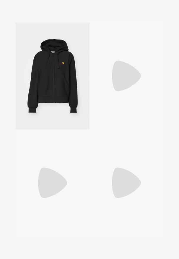 Zwarte zip-up hoodie van een katoenmix, met een kangoeroezak, ribgebreide boorden en een klein geborduurd logo op de borst.; Paarse katoenen T-shirt met een ronde halslijn en korte mouwen; heeft een klein geborduurd logo op de borst. Gladde textuur, geen patronen.; Navy blauwe wijde cargobroek van stevige katoen, met zijzakken en een knoopsluiting in de taille.; Zwarte sneaker met oranje accenten, drie horizontale strepen, bovenwerk van textuurlak, rubberen neuzen en zwarte veters.
