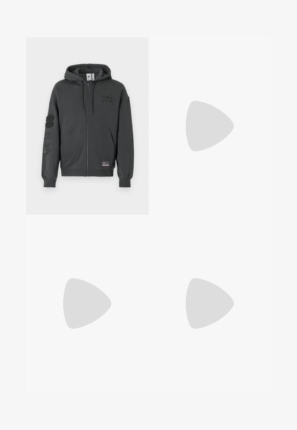 Hanorac gri cu fermoar, realizat dintr-un material moale. Are glugă, mansete ribbate și două logo-uri imprimate pe piept și pe manșon. Design cu ajustare normală.; Tricou alb scurt din bumbac. Are mâneci scurte cu accente negre cusute pe manșete și un mic etichetă neagră pe tivul de jos.; Pantaloni de sport negri cu un model din leopard, având un design cu trei dungi albe și un logo al brandului sportiv pe lateral.; Adidași negri și albi cu un superior din suede și piele, prevăzuți cu trei dungi albe, un vârf perforat și o talpă din cauciuc caramel.