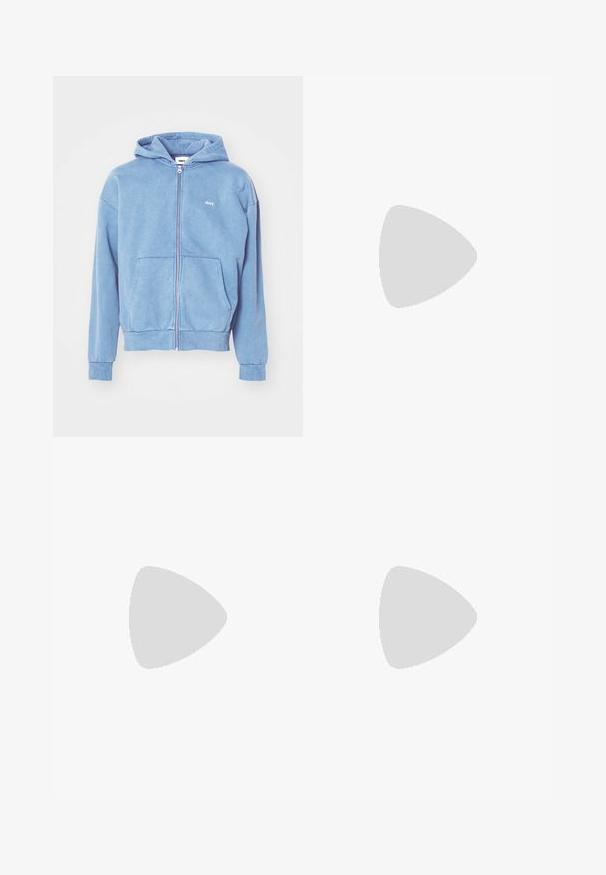 Lyseblå hettegenser med glidelås laget av myk stoff, med kengurulomme, ribbestrikkede mansjetter og en liten hvit logo på brystet.; Lys beige bomull T-skjorte med kortermet og rund hals, som har en liten hvit "obey" logo på brystet. Myk, glatt tekstur.; Grå fleece joggebukser med elastisk linning og snor. Ribbestrikkede sømmer og sidelommer. Myk tekstur, egnet for uformell bruk.; Lett sneaker med en overdel i mesh og semsket skinn i myke kremtoner, med en kraftig såle og tredimensjonale detaljer.