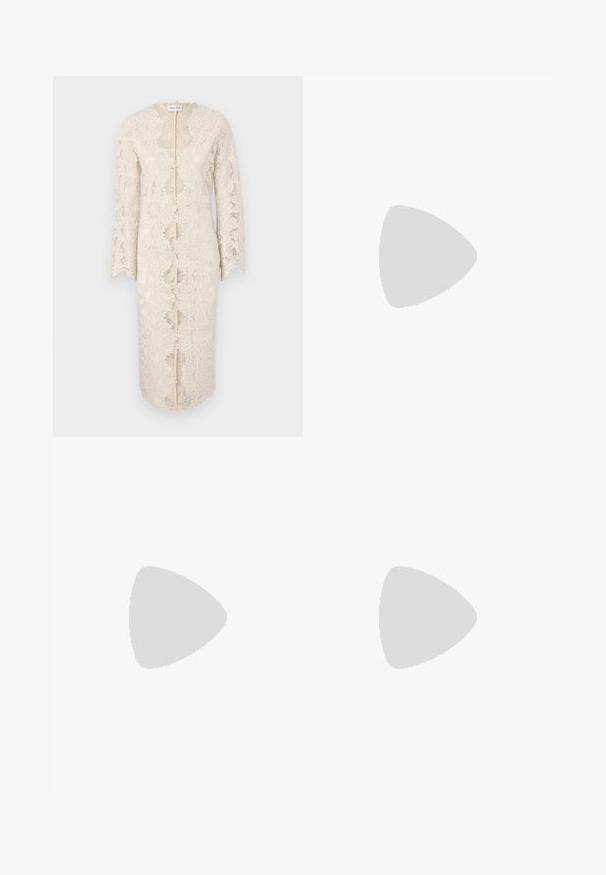 Abito in pizzo di colore bianco sporco con maniche lunghe, scollatura a V e apertura centrale. Caratterizzato da intricati motivi floreali e bordi sagomati.; Maglietta grigia a maniche corte realizzata in tessuto morbido. Presenta un collo rotondo e cuciture delle spalle scese con un orlo leggermente curvo.; Pantaloni neri a gamba larga con un intricato motivo di ricami floreali e paisley in rosa, beige e marrone lungo i lati anteriori. Vita elastica.; Décolleté in vernice nera con punta affusolata e dettagli in metallo dorato sulla cinghia, caratterizzate da un tacco a blocco. Texture liscia.