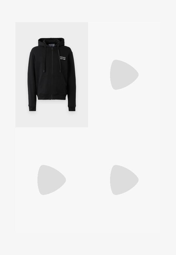 Must mustaga kapuutsiga must sweatshirt, millel on ees tasku ja valge Versace Jeans Couture logo vasakul rinnal. Pehme kangastekstuuri.; Valge puuvillane särk, millel on klassikaline krae. Krae otstes on punased aktsendid ning see on lihtsa disainiga. Ükslane tekstuur.; Valged lühikesed püksid, mis on valmistatud kangast ja millel on värvilised ookeaniteemalised graafikad, sealhulgas merikurgid, kestad ja tähtjalad, ning paelaga vöökoht.; Valged madala otsaga tennised must-valgete paeltega ja suure musta ringikujulise "Versace Jeans Couture" logoga külgedel.