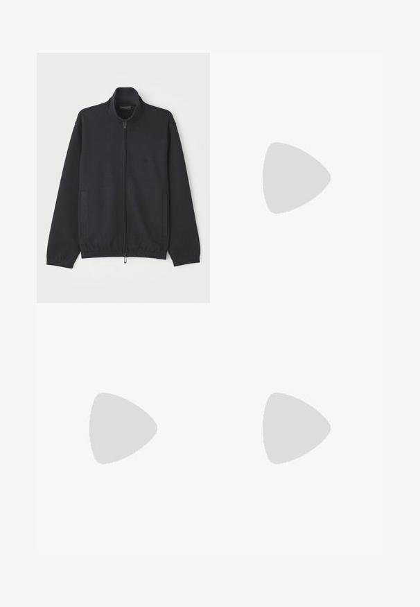 Jachetă bleumarin cu fermoar, fabricată dintr-un material texturat, având un guler în picioare, două buzunare laterale și un logo discret pe piept.; Tricou din bumbac de culoare albastru marin, cu mâneci scurte, având un logo texturat brodat în formă de vultur pe partea stângă a pieptului.; Pantaloni de jogger negri cu dungi laterale albastre, talie elastică cu șnur, buzunare laterale și manșete ribbate la gleznă.; Sneaker din piele navy închis, cu o finisare netedă, vârf rotund, șase orificii pentru șireturi și talpă din cauciuc alb contrastant. Prezintă branding pe lateral.