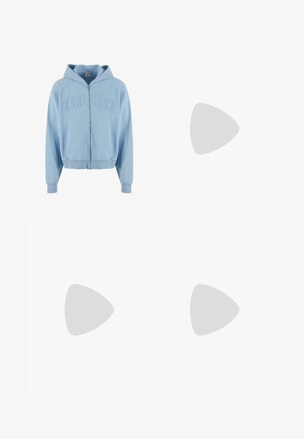 Felpa con zip di colore azzurro chiaro realizzata in tessuto morbido, dotata di un grande logo ricamato "KARL KANI" sul petto, tasche frontali e polsini a costine.; T-shirt nera a maniche corte in cotone. Presenta un collo a giro e una vestibilità ampia, con una texture liscia e senza ombretti o decorazioni.; Carhartt WIP SINGLE KNEE CAMANO - Shorts di jeans - blue; Sneakers in camoscio rosso con accenti bianchi, caratterizzati da materiale testurizzato, punta rotonda e un logo dorato di lato, indossati con pantaloni neri.