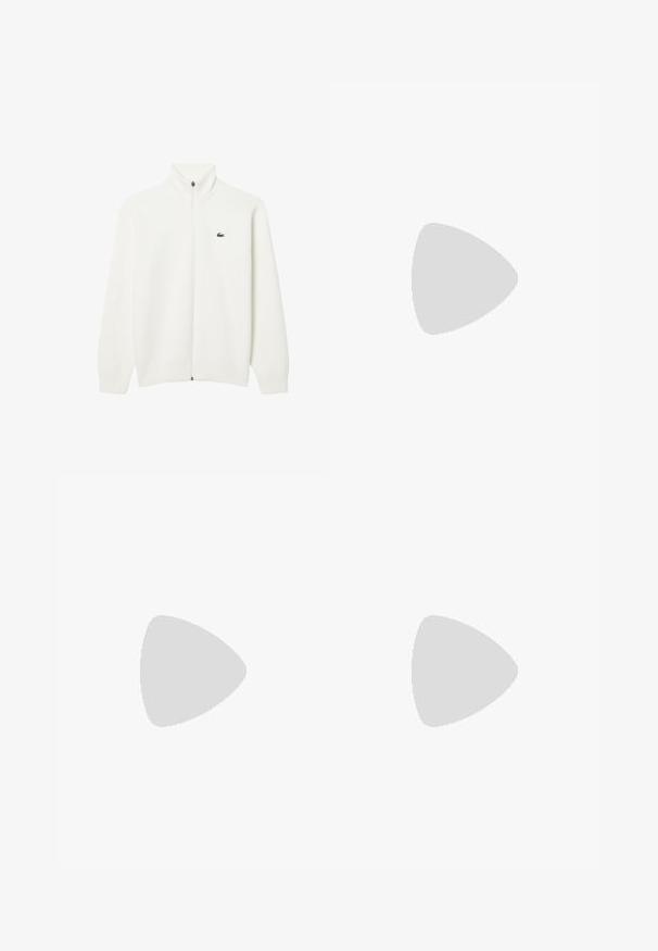 Witte geribbelde zip-up trui met een hoge kraag en een klein groen logo op de linkerborst. Zachte textuur, lange mouwen en een rechte snit.; Witte katoenen T-shirt met een ronde hals, korte mouwen en een klein geborduurd logo met bergen en tekst op de linkerborst.; Khaki broek gemaakt van gladde katoenen stof, met een recht gesneden ontwerp, knoop- en ritssluiting en lussen voor een riem op de tailleband.; Witte leren sneaker met ronde neus, vetersluiting aan de voorkant en zwarte hakaccent. Beschikt over een klein geborduurd krokodillenlogo aan de zijkant.