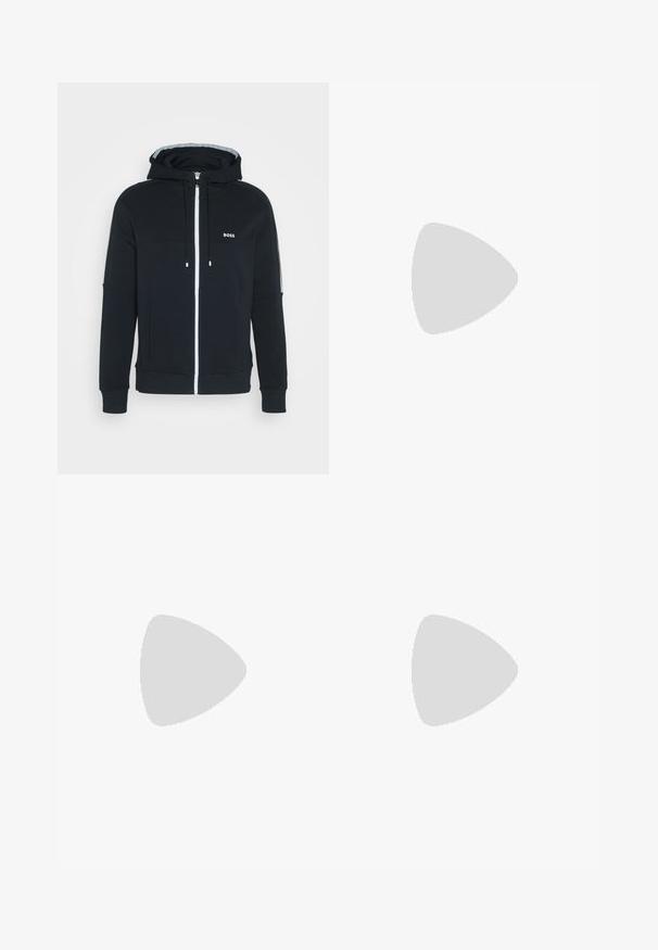 Črna zip-up kapuca iz mehkega materiala, s sprednjim zadrgo, stranskimi žepi in logotipom na prsih. Vključuje nastavljive vrvice.; Bela bombažna majica s krojem in kratkimi rokavi, ki ima na prsih majhen črn pravokotni logotip z napisom "HUGO".; Roza kratke hlače z elastičnim pasom in vrvico; vsebujejo teksturirani vzorec logotipov in simbolov po površini blaga.; Bela usnjena tenisačka obutev s zaobljenim nosom, minimalističnim dizajnom, sivozelenimi vezalkami in teksturiranim sivo gumijastim podplatom. Opazne diskretne šivalne podrobnosti.