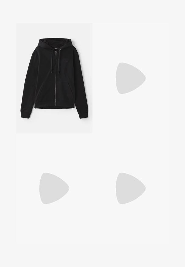 Hoodie zippé noir en tissu doux, doté d'une capuche à cordon de serrage, de poches kangourou et d'une broderie de logo ton sur ton sur la poitrine.; T-shirt noir à manches courtes en coton, avec un logo Versace brodé en relief blanc et un design de tête de Méduse sur le devant.; Versace MEDUSA CHAINS PRINT  - Short - black/silver-coloured; Baskets de sport noires en mesh et suède, avec une semelle texturée, un bout arrondi et un détail du logo Versace sur le côté.