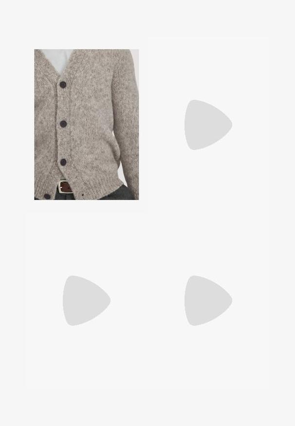 Lichtgrijze gebreide cardigan van zacht wol, met een V-hals, vier donkere knopen en een losse pasvorm met geribbelde randen.; Witte katoenen t-shirt met korte mouwen, ronde halslijn en recht gesneden. Gladde textuur zonder zichtbare patronen of accenten.; Grijze denimjeans met een rechte pasvorm, voorzien van vijf zakken, een glanzende knoopsluiting aan de voorkant en contrasterende stiksels langs de naden.; Zwarte leren Chelsea laarzen met elastische zijpanelen, een lus voor gemakkelijke aan- en uittrekken, en een robuuste rubberen zool met een gestructureerde grip.