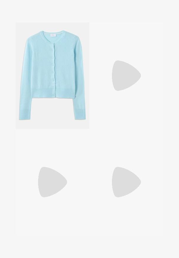 Hellblauer Cardigan aus weichem Stoff, mit rundem Halsausschnitt, langen Ärmeln und Knopfverschluss sowie gerippten Bündchen und Saum.; Weißes ärmelloses Oberteil mit dünnen Trägern, ausgestattet mit plissierter Textur und Spitzenakzenten am Ausschnitt. Leichter Baumwollstoff.; Braune weit geschnittene Cargo-Hose aus leichtem Stoff, mit elastischem Taillenbund und Kordelzug sowie Seitentaschen.; Schwarzer Leder-Slingback-Schuh mit spitzem Zehenbereich, ausgestattet mit einem geflochtenen Akzent und einem gefalteten Oberdesign. Flache Sohle mit minimalem Zubehör.