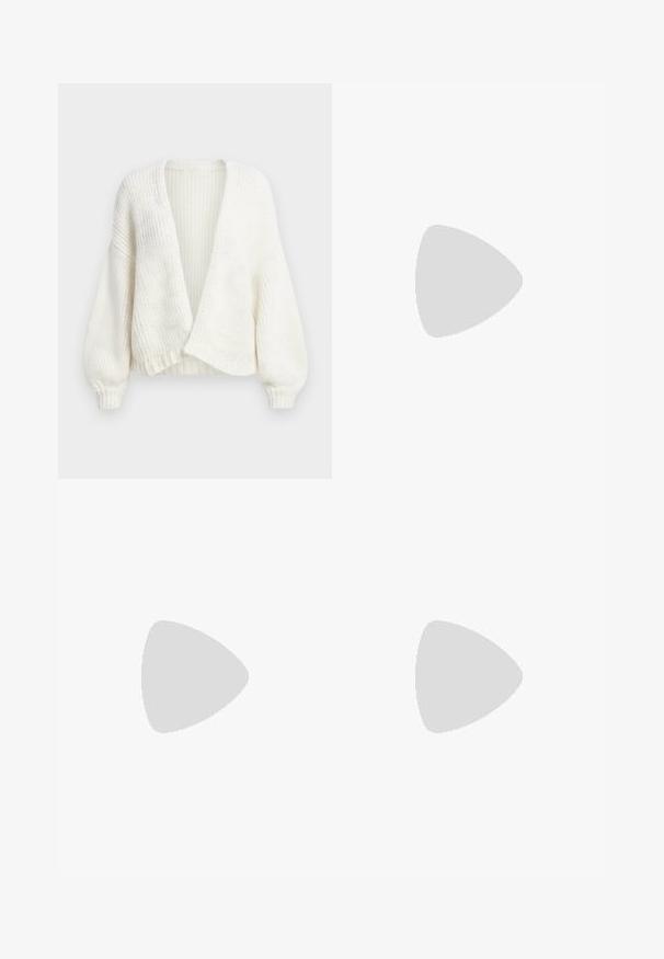 Fehér bordázott kötött kardigán nyitott elejű, lehajtott vállú és hosszú, ballon ujjú, szűk mandzsettákkal.; Rövid, fehér, pamut póló, rövid ujjakkal, kerek kivágással és egyenes szegéllyel, sima textúrával és letisztult dizájnnal.; Szatén kék farmer, közepes mosással, öt zsebbel és cipzárral, gombos záródással. Sima textúra.; Fehér vászon sportcipő vastag talppal, lekerekített orral és öt fűzőlyukkal. Hátulján egy fül a könnyű felvétel érdekében. Simára kidolgozott textúra, minimális dizájn.