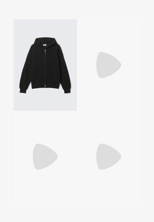 Svart strikket hettejakke med glidelås, ribbestruktur, brede ermer og en avslappet passform. Har en sølvfarget glidelås og myk fôr.; Lys grå langermet polo skjorte laget av myk stoff, med krave i hvit og fire knapper. Jevn tekstur, uformell design.; Grå vide bukser laget av glatt stoff, med en plystre foran, sidelommer og et skreddersydd liv med beltestropper.; Beige semskede ankelstøvel med svart polstret krage, gullmetalløyer, hvite sømdetaljer og robust gummisåle med påfallende mønster.; Svart lær skulderveske med glidelås, med teksturert overflate, hvite sømmer og en stropp med sølvringer.