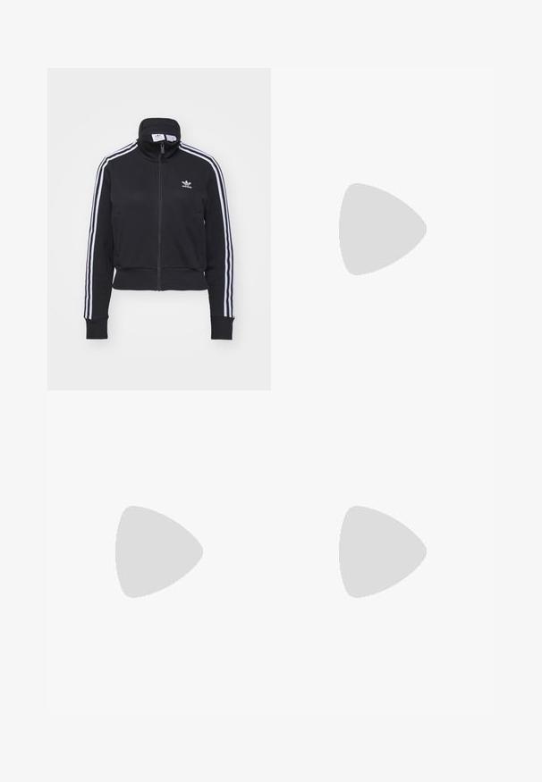 Sort lynlåsjakke med høj hals, ribbet tekstur og hvide tre-stribede accenter på ærmerne. Har et broderet logo på brystet.; Sort cropped t-shirt lavet af bomuld, med en ribbet hvid rund halsudskæring, korte raglanærmer og hvide side striber med et lille logo.; Sorte brede sweatpants med elastisk talje, med hvide sidelommer og et broderet logo på venstre lår.; Sorte atletiske sneakers med en overdel af mesh og syntetisk materiale, hvid mellemsål og runde snørehuller. Har logo på tungen og en tyk gummisål.