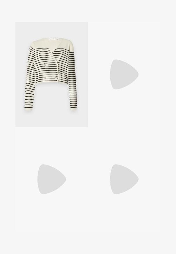 Cardigan accorciato in crema, con strisce orizzontali nere. Progettato con scollatura a V, maniche lunghe e chiusura con doppio bottone per un tocco di dettaglio.; T-shirt bianca a maniche corte con scollatura a V, realizzata in cotone, caratterizzata da un design minimalista e una texture liscia, con orlo dritto e senza decorazioni.; Gonna mini nera texturizzata con sottili scintillii lucidi, taglio dritto e senza abbellimenti o motivi visibili.; Pump in suede blu Navy con punta affusolata e tacco blocco di media altezza. Texture liscia con una leggera lucentezza e un piccolo taglio sul davanti.