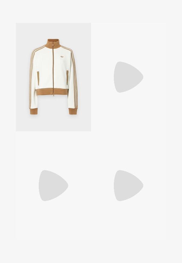 Weißes gekürztes Jacket mit einem gerippten braunen Kragen und Bündchen. Verfügt über zwei Seitentaschen und drei braune Streifen entlang der Ärmel. Besticktes Logo.; Weißes Baumwoll-T-Shirt mit einem grafischen Design, das eine Sonne, Palmen und Wasser zeigt. "ADIDAS Sports Club" in grün und gelb aufgedruckt.; Helle blaue weite Jeans aus Denim, mit Fronttaschen, Gürtelschlaufen und Knopfverschluss. Flaue Textur und sauberes Finish.; Cremfarbene Ledersneaker mit drei dunklen Streifen, einer braunen Gummisohle und einer abgerundeten Zehenpartie. Hat eine faltbare Zunge, die mit "SAMBA" beschriftet ist.