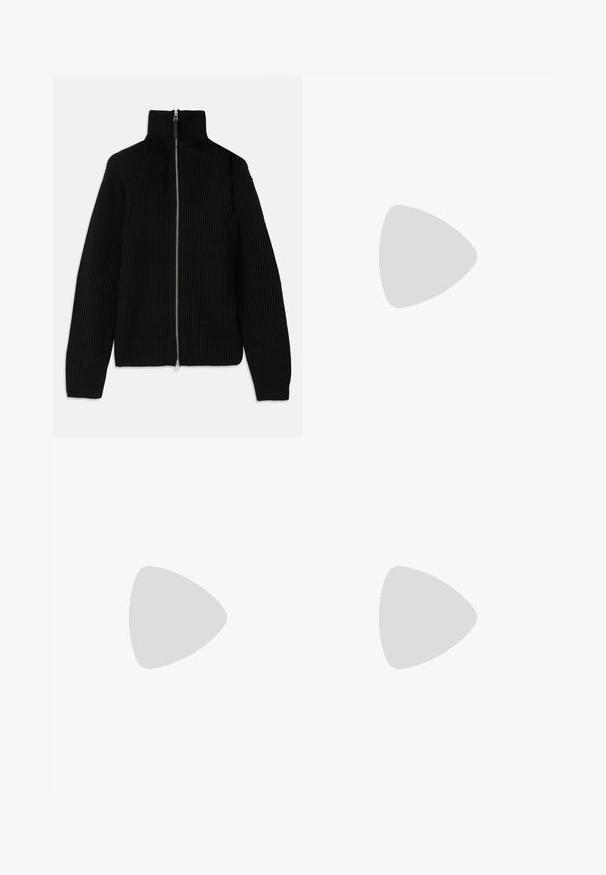 Pulover negru tricotat cu model în relief, guler înalt, fermoar complet pe față și manșete ajustate. Suprafață texturată și formă elegantă.; Tricou oversized cu mânecă scurtă, de culoare neagră, cu decolteu rotund și etichetă Filippa K vizibilă în interiorul gulerului.; Pantaloni navy blue, croiți, cu design drept, pliuri în față, închidere cu nasture și fără buzunare vizibile. Textură de material neted.; Lofer din piele neagră, cu vârf rotund, detalii cusute subtile și toc jos, având o textură netedă și un design minimalist.