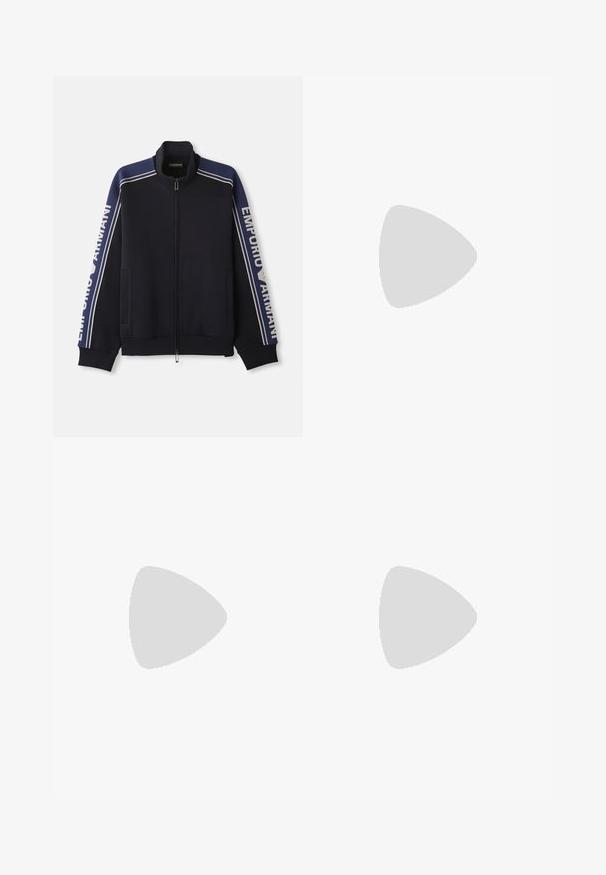 Tumši zils zip-up sporta žakets ar gaiši bēšām dubultām svītrām uz pleciem un piedurknēm, teksts "Emporio Armani" gar abām piedurknēm.; Melnā kokvilnas T-kreklu ar apaļu kakla izgriezumu, īsām piedurknēm un balto "EMPORIO ARMANI" logotipu virs vārda "Milano" izliektā dizainā.; Melnas sporta bikses ar zilām sānu svītrām, elastīga josta ar auklu, sānu kabatām un ribotām potītēm.; Baltas ādas sneakers ar gludu virsmu, apaļu pirkstu daļu, plakaniem šņorēm un teksturētu zoli. Satur diskrētu logotipu uz papēža.