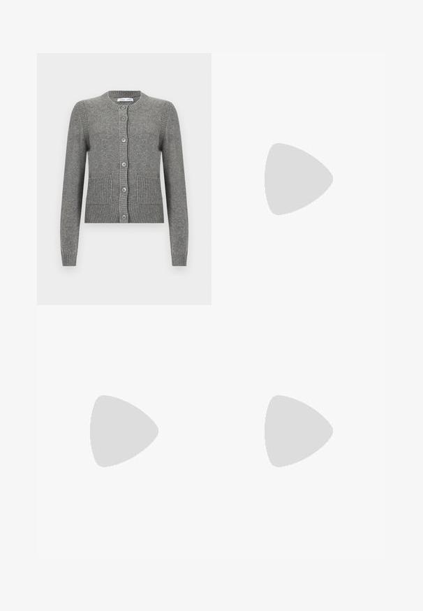 Cardigan grigio realizzato in tessuto lavorato a maglia, con maniche lunghe, collo rotondo, chiusura a bottoni e dettagli a coste, dotato di due tasche frontali.; Camicia a righe rosa chiaro con strisce verticali verdi e gialle, chiusura con bottoni e maniche lunghe con polsini a contrasto.; Pantaloni in denim nero a gamba larga con vita alta, dotati di tasche frontali, chiusura con bottoni e una texture leggermente sbiadita.; Mule in pelle nera con punta affilata e tacco basso a blocco. Texture liscia con un design elegante. Retro aperto con dettagli minimi.; Borsa tote in pelle nera con manico quadrato, caratterizzata da una finitura testurizzata e logo impresso. Include una tracolla rimovibile.