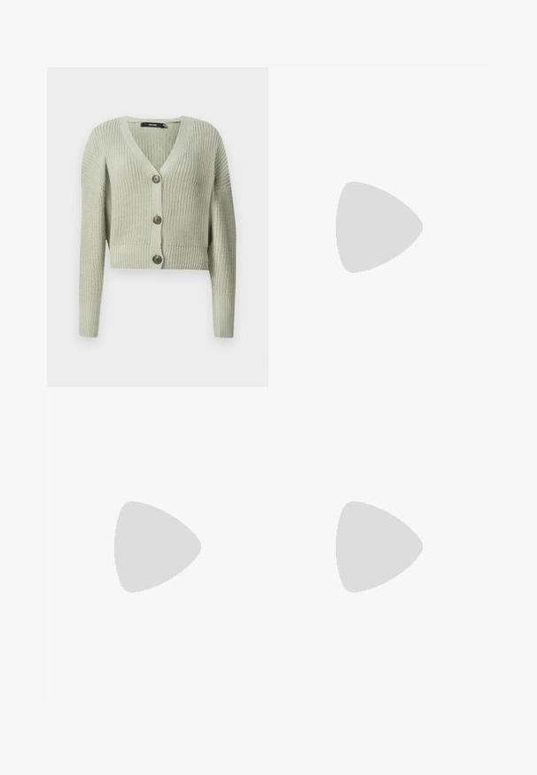 Cardigan tricotat de culoare verde deschis, cu decolteu în V, design scurt și trei nasturi mari pe față. Textură moale cu model texturat.; Tricou alb cu mânecă scurtă din material cu riburi, având un gât rotund clasic și un design simplu, ajustat. Fără modele sau accente.; Jeans largi de culoare gri deschis, cu talie înaltă, design clasic cu cinci buzunare, închidere cu buton și o ușoară decolorare pe întreaga suprafață.; Mocasini din piele neagră cu fundiță legată, având accente aurii sub formă de ochiuri pe laterale și o talpă plată din cauciuc. Textură netedă, design clasic.
