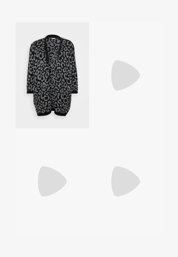 Cardigan cu imprimeu leopard negru și gri, cu deschidere pe față, mâneci trei sferturi și manșete și tiv cu danteluri. Fabricat dintr-un material moale, texturat.; ONLY Carmakoma CAREA 2 WAYS FIT - Top - cloud dancer; Pantaloni elastici de culoare albastru deschis, cu o croială ajustată, talie elastică și șnur reglabil. Au buzunare laterale și o textură netedă.; Botine negre până la glezne, din piele netedă, cu vârf ascuțit și toc scurt, subțire. Au un design fără cusături și accente subtile de cusătură.