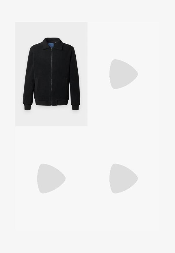 Juodas fliso džemperis su užtrauktuku, stovinčia apykakle, gumuotais rankogaliais ir šoninėmis kišenėmis, turinčiomis tekstūruotą paviršių.; Juodas medvilninis marškinėliai trumpomis rankovėmis su mažu purpuriniu piešiniu kairėje krūtinės pusėje. Paprastas, kvadratinis dizainas.; Tamsiai mėlynos džinsinės kelnės su tiesiu kirpimu, penkiomis kišenėmis, kontrastingomis oranžinėmis siūlėmis ir mygtukų užtrauktuku. Nėra matomų raštų ar papuošimų.; Tan spalvą turintys suknelės batus iki kulkšnies su juodu paminkštintu apvadu, auksiniais metaliniais akių užsegimais, baltais siūlų dekoratyviniais elementais ir tvirtu guminiu padu su ryškiai išreikštais raštais.