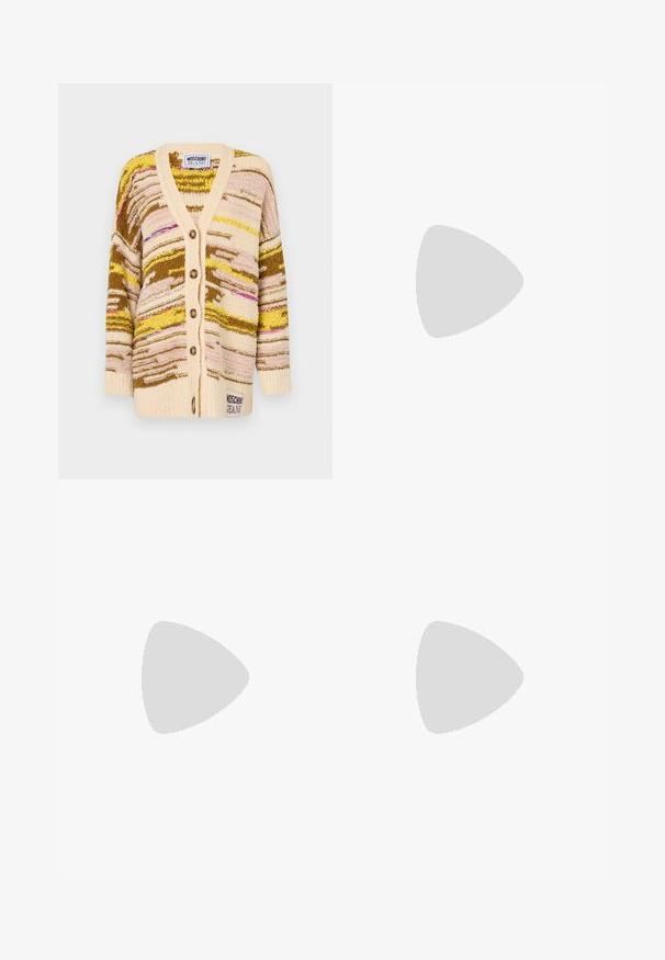 Pletený kardigan s vířivými vzory v krémové, žluté, hnědé a růžové barvě. Design zahrnuje dekolt do V, zapínání na knoflíky a logo detail na spodním lemu.; Bílá bavlněná tričko s černým textem. Na přední straně se nachází „Piece of Sheet“ a „MOSCHINO“ tučnými písmeny, s dalšími detaily níže.; Tmavě modré zvonové džíny vyrobené z denimu. Mají vysoký pas, přední kapsy a rozparky na lemu. Klasický design s pěti kapsami.; Černé kožené baletní byty s kulatou špičkou, hladkou texturou, minimálními švy a flexibilním designem podrážky.