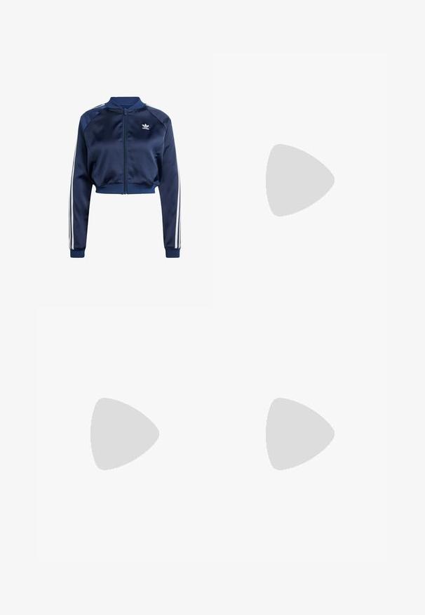 Granatowa satynowa kurtka bomberka z białymi akcentami w postaci trzech pasków, ściągaczami przy rękawach i dolnej krawędzi, przednim zamkiem błyskawicznym oraz wyszywanym logo na lewej piersi.; Granatowa krótka koszulka polo z dekoltem w kształcie litery V, białym, paskowanym kołnierzykiem i krótkimi rękawami, z małym logo na lewej piersi.; Turkusowe spodnie szerokie z elastycznym pasem, z paskami w kolorze różowym i białym po bokach, wykonane z lekkiego materiału.; Kremowe sneakersy z niebieskimi zamszowymi paskami, białymi sznurówkami i gumową podeszwą. Zestawione z szarymi dresami z białymi bocznymi paskami.