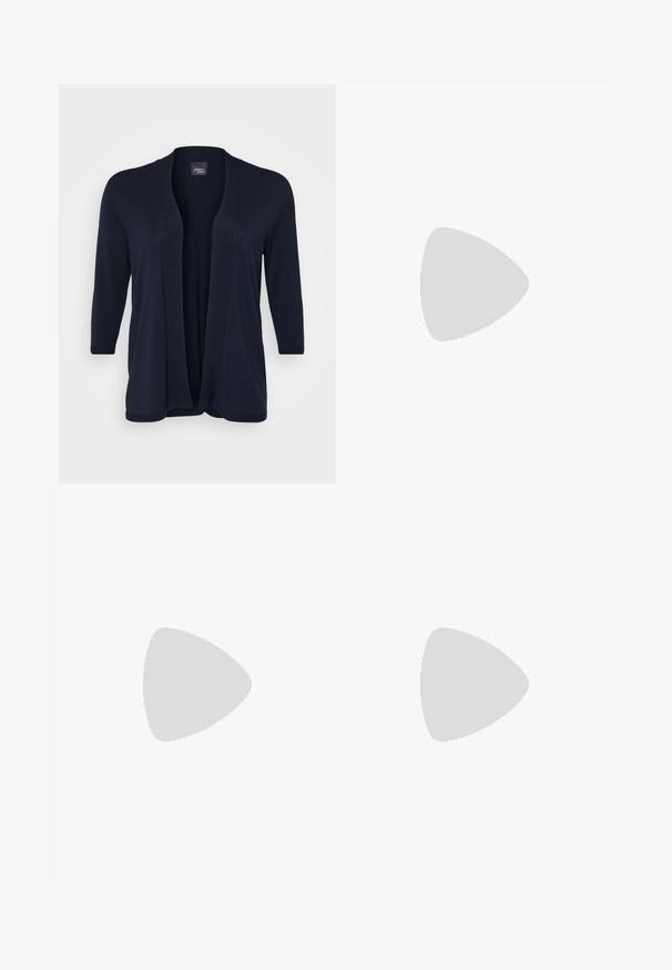 Cárdigan azul marino hecho de tejido de punto, con mangas tres cuartos y un diseño de frente abierto sin cierres.; Camisa blanca de manga larga con un escote amplio, hecha de un material suave y liso. Presenta un diseño ajustado y un dobladillo corto.; Pantalones negros ajustados hechos de tela elástica, con cintura ajustable mediante cordón, dos pliegues frontales y una textura suave.; Bailarinas de cuero negro con punta redonda, presentan un lazo decorativo y una textura lisa. Diseño minimalista con una suela baja y plana.; Gafas de sol de carey con lentes marrones rectangulares, un marco grueso y patillas delgadas que presentan un patrón de diferentes tonos de marrón.; Aretes de aro de oro con un acabado suave y brillante. Diseño circular que presenta un pequeño post y un respaldo transparente para un uso seguro.