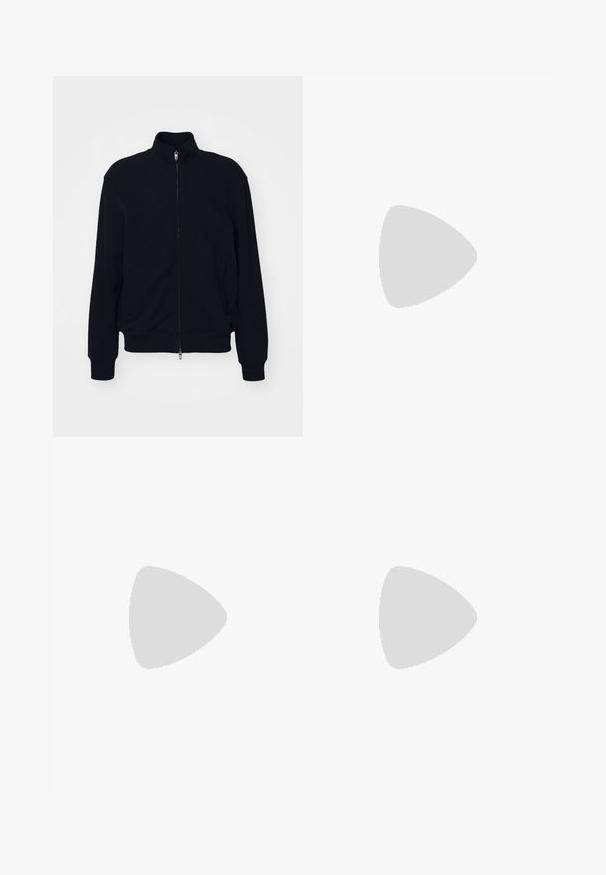 Sweatshirt noir zippé avec un col haut, des poignets côtelés, une texture lisse et des poches latérales. Design simple sans motifs visibles ni éléments métalliques.; Emporio Armani T-shirt imprimé - black; Pantalons marron à jambes larges fabriqués dans un tissu doux et texturé. Dotés d'une taille à cordon de serrage, d'une fermeture à bouton et de détails sur les coutures latérales.; Filippa K ROBERT  - Baskets basses - white
