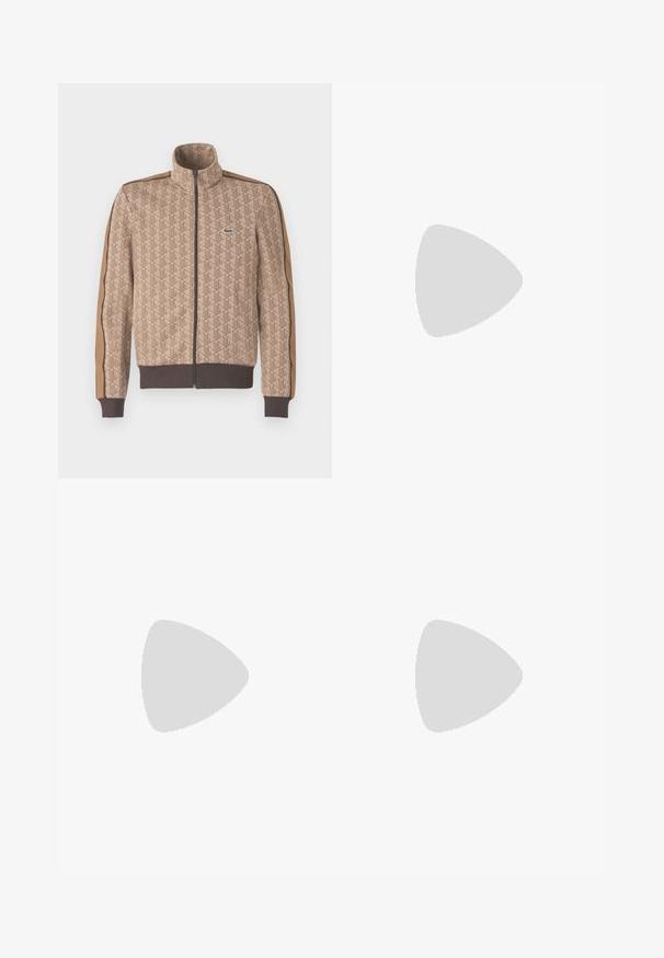 Beige genser med glidelås og geometrisk mønster, brune detaljer langs ermene, og en liten grønn logo på venstre brystområde.; Lyle & Scott PLAIN - Poloskjorter - slate blue; Blå bomullstwillbukser med rett ben-design, med knappeåpning og sidelomme. Glatt tekstur, uten synlige mønstre eller detaljer.; Marineblå suede sneakers med gule striper, hvite lisser og burgunder detaljer. Teksturert såle med spor for grep. Merkevarenlogo på siden.