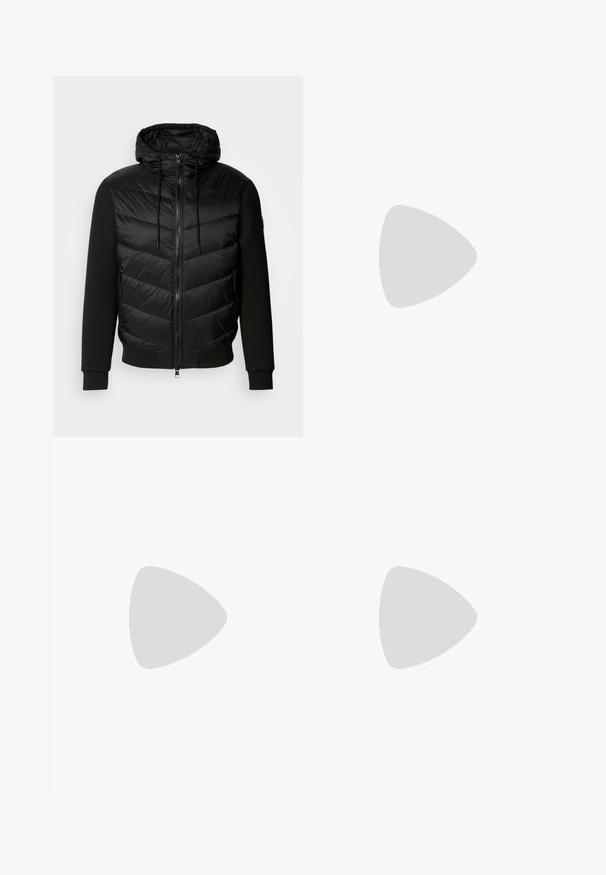 Sort jakke med en pufvet quiltet front og bløde stofærmer. Har hætte, fuld lynlås og sidelommer.; Hvid polo skjorte med korte ærmer, to knapper og en sort accent på kraven. Har et kvadratisk sort logo på brystet.; Lysegrå denimbukser med lige ben, fem lommer og knaplukning. Synlig syning langs sømmene.; Hvide lærred høj-top sneakers med gummisål, der har sølv øjer og røde samt marineblå striber langs sålen.