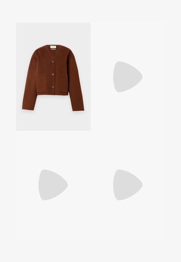 Chaqueta corta de lana marrón con escote en V, tres botones frontales y dos grandes bolsillos de parche.; Camiseta de algodón negra de manga corta y cuello redondo. Tiene un corte holgado y un diseño sencillo y sin adornos.; Jeans de pierna ancha azul oscuro con puños doblados que muestran un tono más claro de denim por dentro, con botón frontal y bolsillos sobre un fondo blanco.; BOSS CHARLIZE - Tacones - light/pastel brown