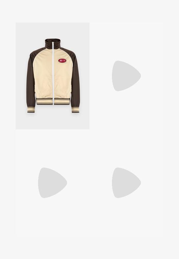 Giacca beige e marrone con zip, colletto alto, polsini e orlo a righe, caratterizzata da un patch rotondo con un design rosso nell'area del petto sinistro.; Top senza maniche di colore nero con un design grafico blu e bianco raffigurante una figura planetaria con anelli ed elementi satellitari. Realizzato in morbido cotone.; Pantaloni corti neri con taglio dritto, realizzati in tessuto resistente. Presentano cuciture bianche e un dettaglio con bottone dorato. Inclusi taschini frontali.; Sneakers in tela color avorio con una grafica nera di un pianeta. Presentano lacci bianchi e una suola in gomma texturizzata. Design a punta rotonda.