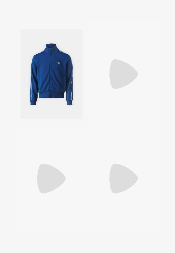 Giacca blu con zip realizzata in tessuto liscio, con strisce bianche sui lati, colletto alto e logo ricamato sul lato sinistro del petto.; T-shirt bianco in cotone con scollatura rotonda, maniche corte e un piccolo logo ricamato che raffigura montagne e testo sul lato sinistro del petto.; Completo a due pezzi a righe nere realizzato in tessuto testurizzato, composto da una giacca con bottoni e pantaloni a gamba larga, accessoriato con una sciarpa nera.; Sneakers bianchi con una texture liscia, caratterizzate da un accento verde sul tallone e un piccolo logo ricamato a forma di coccodrillo sul lato.