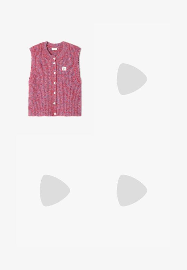 Neuleliivi ilman hihoja punaisissa ja sinisissä sävyissä, jossa on pyöreä kaula-aukko, valkoiset napit ja pieni brändätty etiketti edessä.; Valkoinen lyhythihainen T-paita, joka on tehty puuvillasta. Siinä on pyöreä kaula-aukko ja rento malli. Silkkinen pinta ilman näkyviä kuvioita tai koristeita.; Vaaleansiniset leveälahkeiset farkut, joissa on korkea vyötärö. Lahkeissa on kontrastivärinen denimkäänne, klassinen viisi-taskumalli ja metallinappikiinnitys.; Stradivarius Matalavartiset tennarit - white