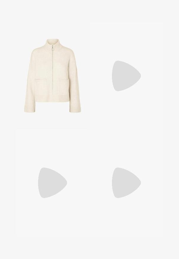 Skraćeni krem pulover s visokim ovratnikom, prednjim patentnim zatvaračem i dva prednja džepa. Izrađen od mekog, pletenog materijala s rebrastim detaljima.; Bijela rebrasta majica bez rukava s čipkastim rubovima na izrezu i rukavima. Ima mekanu teksturu i prilagođen oblik. Oznaka branda vidljiva unutra.; Bijele hlače širokih nogavica s elastičnim pojasom. Izrađene od lagane tkanine, imaju glatku teksturu i minimalistički dizajn.; Bijele mrežaste tenisice sa srebrnim akcentima i teksturiranom potplatom, postavljene na crvenu površinu, u kombinaciji s kariranim hlačama.