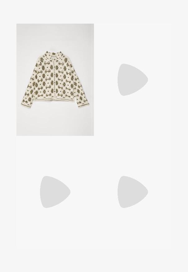 Szydełkowa kurtka z kwiatowym wzorem w białym kolorze na ciemnooliwkowym tle, z kołnierzykiem i zapięciem na guziki z przodu.; Czarny t-shirt z krótkim rękawem wykonany z bawełny. Ma luźny krój, okrągły dekolt oraz brak widocznych wzorów lub zdobień.; Cinq à Sept GILES khaki; Czarny skórzany botek do połowy łydki z blokowym obcasem i okrągłym noskiem, widocznym szwem po bokach oraz gładkim, wypolerowanym wykończeniem.