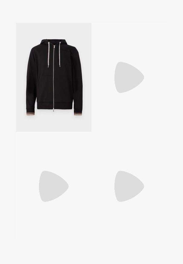 Felpa nera con zip realizzata in morbido tessuto, dotata di cappuccio con coulisse, tasche frontali e dettagli a righe sui polsini.; Camicia bianca a maniche lunghe con colletto a punta, realizzata in tessuto leggero. Presenta un'etichetta del marchio sottile in rosso sul lato inferiore.; Pantaloni neri realizzati in tessuto intrecciato, caratterizzati da una vestibilità sartoriale, fronte piatto, tasche laterali e un design a gamba dritta.; Mocassino da uomo in pelle nera con dettaglio in metallo, tacco basso e suola con marchio, mostrato di lato su uno sfondo bianco.