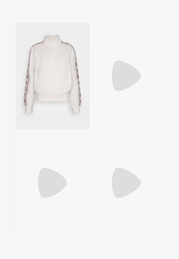 Bela zip-up kapuca s visokim ovratnikom, izrađena od mekog materijala. Ima logo i dekorativnu traku duž rukava u kontrastnim tonovima.; Dolga majica s kratkimi rokavi v črni barvi, izdelana iz gladkega materiala. Ima okrogel izrez in oprijet kroj s subtilnim šivanjem roba.; Črne športne hlače z visokim pasom. Narejene iz gladkega, raztegljivega materiala s flared obliko hlačnic in minimalnimi šivi.; Bela atletska čevelj z mrežnim zgornjim delom in rjavim gumijastim podplatom, označen z blagovno znamko TYR, postavljen na odsevno gladko površino blizu teksturirane preproge.