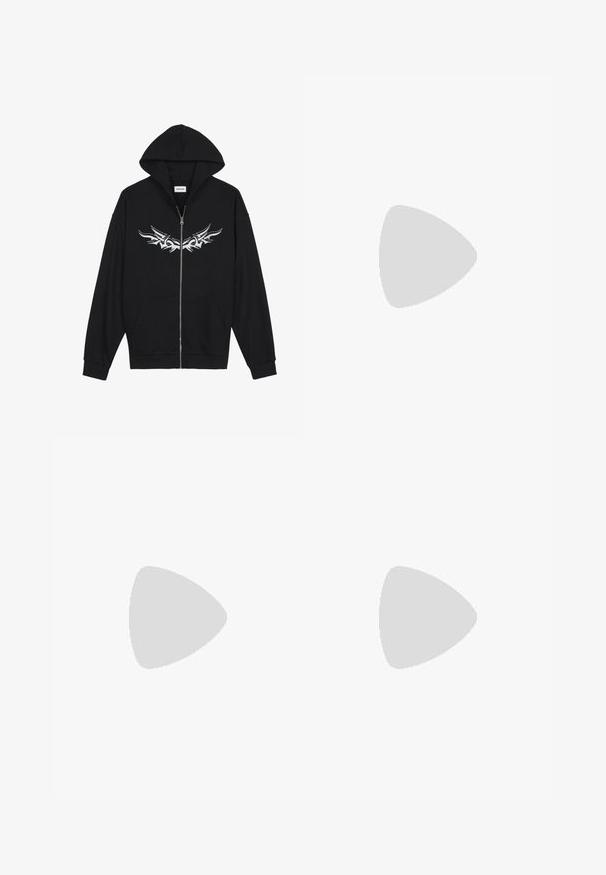 Juodas zip-up džemperis su priekinėmis kišenėmis, gaubtu ir sidabrine tribalinio dizaino dekoracija krūtinėje. Pagamintas iš minkštos medžiagos su pynimo raštu ant rankovių.; Juodas medvilnės marškinėliai su mažuoju geltonu ugnies rašto drugeliu ant krūtinės. Apvalus kaklas, trumpi rankovės.; Pilkos plačios kelnės su lapų ir šakų raštu, pagamintos iš džinsinio audinio. Suderintos su rudais loafers batais, demonstruojančiomis kasdienį aprangą.; Juodos odinės šlepetės su raišteliais, su suapvalintu pirštu, lygiu paviršiumi ir griūvančiu guminiu padu. Yra nedidelis kulniukas ir kilpa gale.