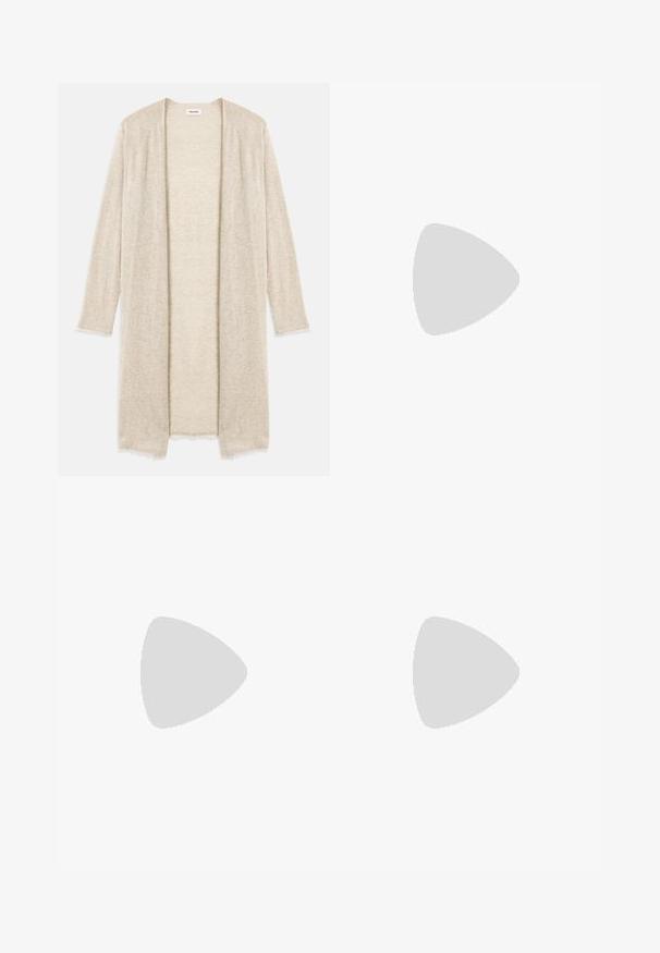 Auda beidzot krēmkrāsas kardigāns ar atveramu priekšpusi, garām piedurknēm un sarežģītu izgrieztu rakstu. Nedaudz saplēstas malas piešķir papildus faktūru.; Sarkans kokvilnas T-krekls ar īsām piedurknēm, apaļu izgriezumu un baltiem uzrakstiem "VOLTAIRE" un "PARIS" treknās, izliekts vēstulēs.; Gai zilgans džinsi ar brīvu, taisnu kāju dizainu. Iezīmējas ar noslīpēšanu, izbalēšanu un nolietojuma detaļām ap ceļgaliem. Klasisks piecu kabatu stils.; Brūnas ādas potītes zābaki ar kvadrātveida degunu, struktūru apdari un zemu sakrautu papēdi. Ir aizmugurējais cilpiņu un smalkas šūšanas detaļas.; Brūna krokodila ādas soma ar cilindrisku formu, zelta toni aparatūru un noņemamu siksnu ar studiem.