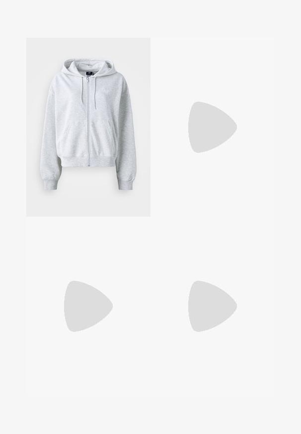 Világosszürke pulóver, elöl cipzárral, kapucnival és két elülső zsebbel. Bordás mandzsettákkal és szegéllyel rendelkezik, valamint diszkrét logó található a mellkason.; Kék pamut póló rövid ujjal, tengerészkék díszítéssel, elöl "new balance" felirattal és fehér, valamint sárga virágmintákkal.; Széles szárú fekete nadrág, puha, szőtt anyagból készült. Jellemzői a gyűrt vonalak, övhurkok és az elegáns, szabott kivitel.; Fekete és szürke sportcipő, amely velúr és hálós anyagok keverékéből készült, vastag talppal, hangsúlyos logóval és piros akcentussal a nyelvén.