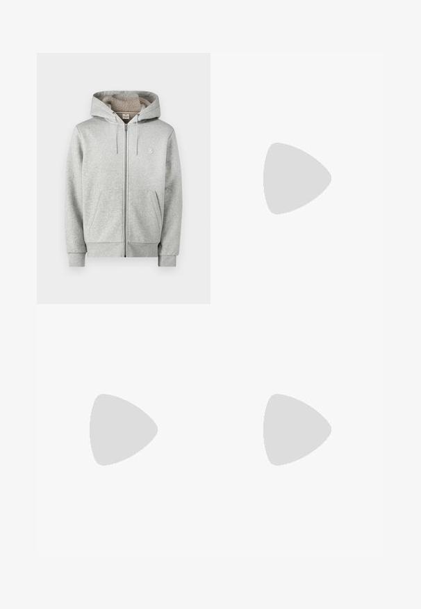 Grå hættejakke med lynlås lavet af blødt stof med en plysforing. Har hætte, snore og to forlommer. Lille logo på brystet.; Sort bomulds T-shirt med korte ærmer, rund hals og frontgrafik af en sol og måne, ledsaget af teksten "Le Soleil et La Lune."; Sorte bomuldsbukser med en afslappet pasform og let stræk. Har et klassisk fem-lomme-design og en subtil tekstur, båret med grå sneakers.; Sorte ruskinds sneakers med rund tå, snørebånd foran og hvid gummisål. Enkel design med minimale detaljer og glat overflade.