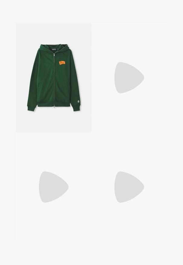 Hanorac fermoar de culoare verde închis cu logo-ul portocaliu "Billionaire Boys Club" pe piept și o mică emblemă rotundă pe manșeta din stânga.; Tricou verde măsliniu, confecționat din bumbac moale, cu guler clasic și mâneci scurte. Materialul are o textură netedă și uniformă.; Pantaloni negri croiți, cu un design drept, realizați dintr-un material neted, având închidere cu nasture în față și două buzunare laterale.; Sneaker din piele neagră cu accente gri, talpă din cauciuc alb, vârful rotund și șase ochiuri negre pentru șirete. Detaliu texturat pe panoul lateral.