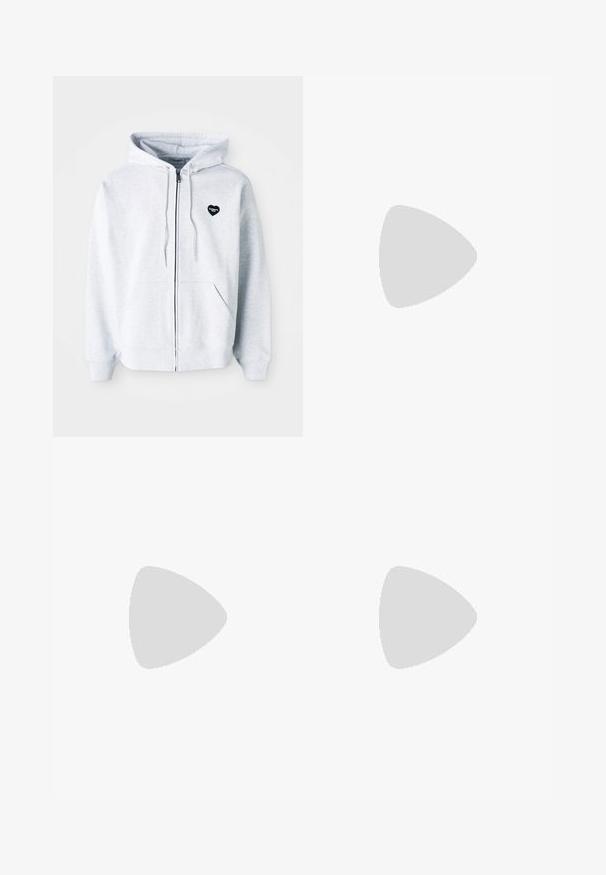 Felpa grigia con zip realizzata in tessuto morbido, con un logo nero a forma di cuore sul lato sinistro del petto e tasche a marsupio.; T-shirt in cotone nero della Nike con collo rotondo classico, maniche corte e un logo in rilievo discreto sul petto. Texture liscia.; Shorts neri con vita regolabile tramite coulisse, tessuto leggero con una texture liscia e un design semplice senza loghi o motivi visibili.; Scarpe sportive nere con tessuto testurizzato e suole in gomma, dotate di lacci elastici e un accento blu sul tallone. Indossate con pantaloni in denim chiaro.
