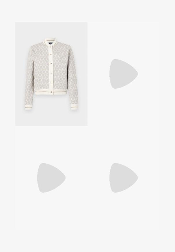 Kerge, mustriline bomber jakk kooritud ja beežis siniste aktsentidega. Omab soonikvarrukat, -kaela ja nuppe.; Mustmust särk, millel on rullitud lühikesed varrukad, keskosas on embosseeritud logo ja küljel väike lipu aktsent.; Valged laiad püksid, mis on valmistatud kergetest materjalidest, omades siledat tekstuuri, puhtaid jooni ja kõrget vöökohta.; Mustad mustad spordijalanõud siledast nahast ja sametist paneelidega, lame nööriga, ümar varvas ja valge kummist tallaga. Erakordne logo kontsas.