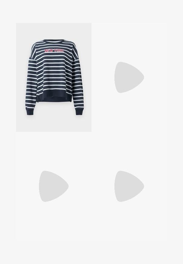 Marineblå og hvit stripet sweatshirt med rund hals og ribbede mansjetter. Har brodert "NEW YORK"-tekst på forsiden.; Svart oversized t-skjorte med en grafikk av en bjørn og teksten "IKKE SØT, MEN VILL" i fet, hvit skrift. Laget av bomull.; Lyseblå høytlivsjeans laget av denim. Har vide bein, to revne knær og klassisk fem-lommers design.; Hvit høy-skinn kanvas sneakers med svart gummisåle, gummitåhette foran og seks hull for snorer, med et rent, minimalistisk design.