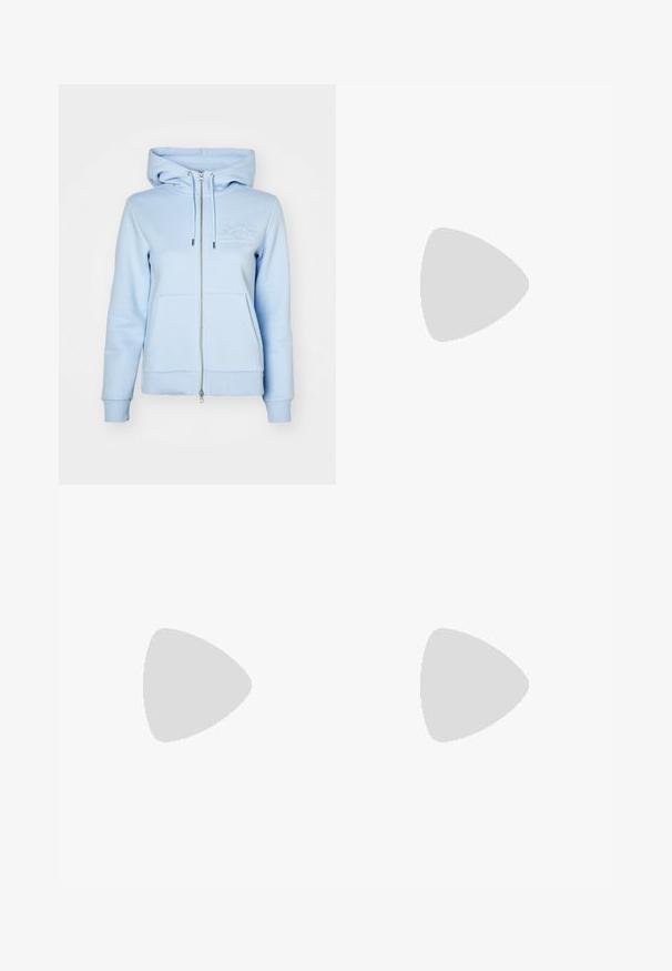 GANT TONAL SHIELD ZIP HOODIE - Mikina so zipsom - calming blue; Čierne bavlnené tričko s okrúhlym výstrihom, krátkymi rukávmi a vyšívaným logom na hrudi. Jednoduchý, voľný strih bez vzorov.; Svetlomodré džínsy s vysokým pásom, širším strihom po celej dĺžke, dvoma bočnými vreckami a skladaným dizajnom. Mäkka textúra s vyblednutým vzhľadom.; Čierne kožené slingback opätky s špicatou špičkou, s úzkym opätkom a zlatým detailom na nastaviteľnom remienku. Hladká textúra.
