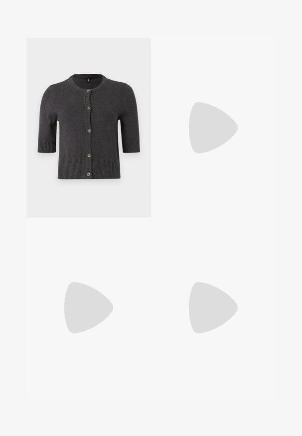 Cardigan en tricot gris foncé, avec un col rond, des manches courtes, des poignets côtelés et une fermeture à boutons sur le devant avec des boutons contrastants.; T-shirt marron à manches courtes en tissu doux, avec un col rond et une coupe décontractée, ayant un ourlet droit et sans motifs visibles.; Pantalons larges noirs en tissu lisse, avec une taille haute, des plis avant et des poches latérales. Design simple sans embellissements.; Baskets en cuir blanc avec trois rayures noires et broderie florale en violet et jaune. Semelle en caoutchouc marron. Assorties à des chaussettes côtelées beiges.
